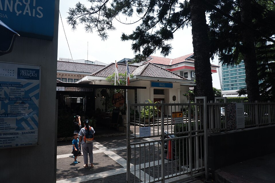 Bandung — multi-vendor marketplaces for local businesses