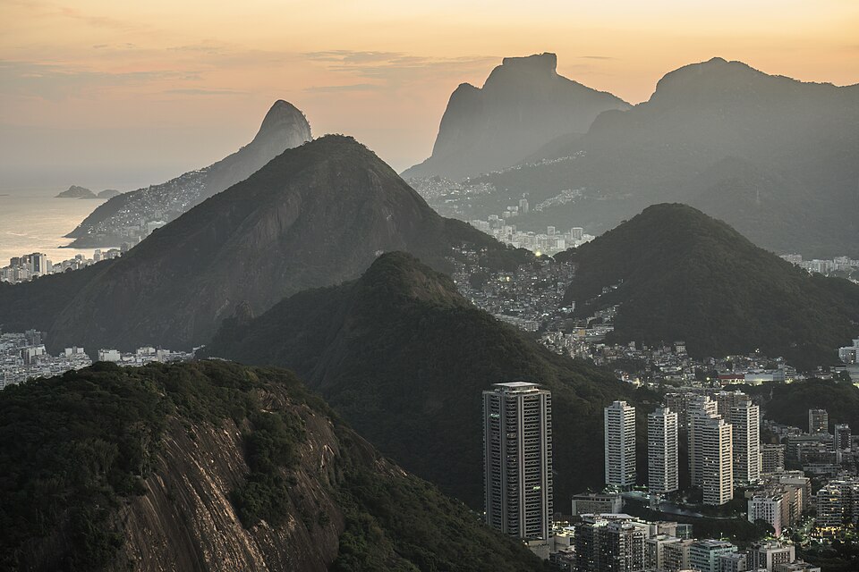 Rio de Janeiro — international and multi-region stores for local businesses