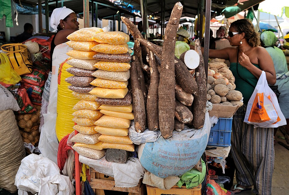 Praia — local market for international and multi-region stores