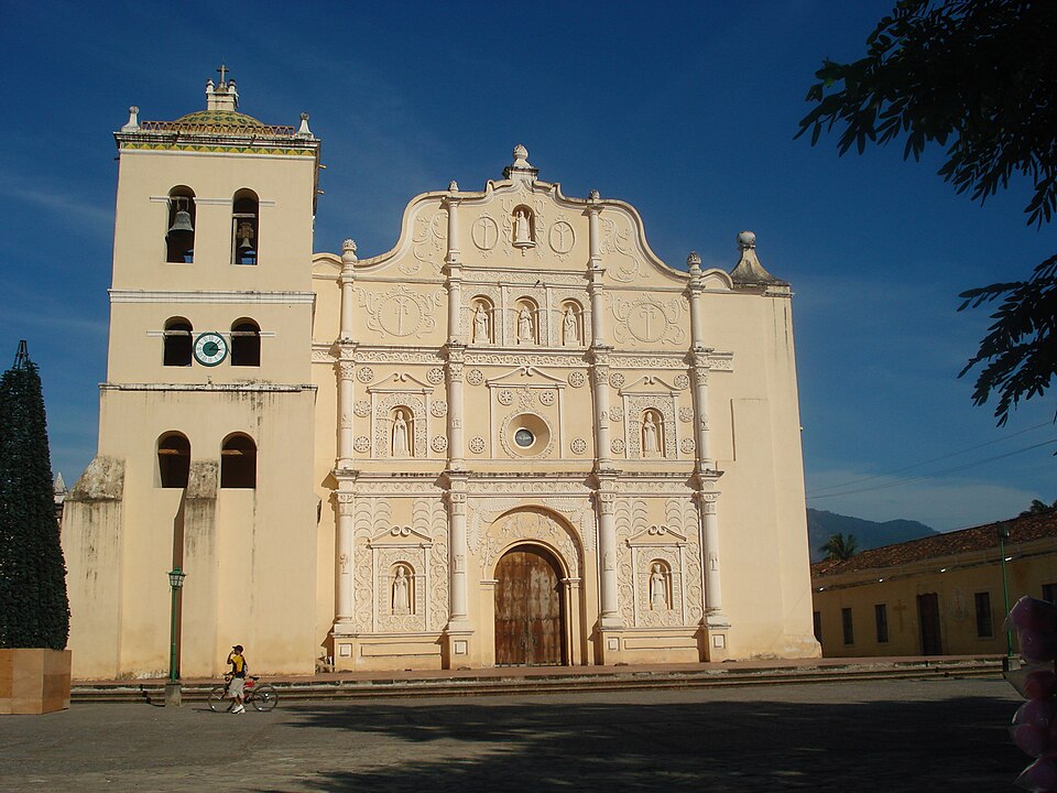 Comayagua — local market for service booking platforms