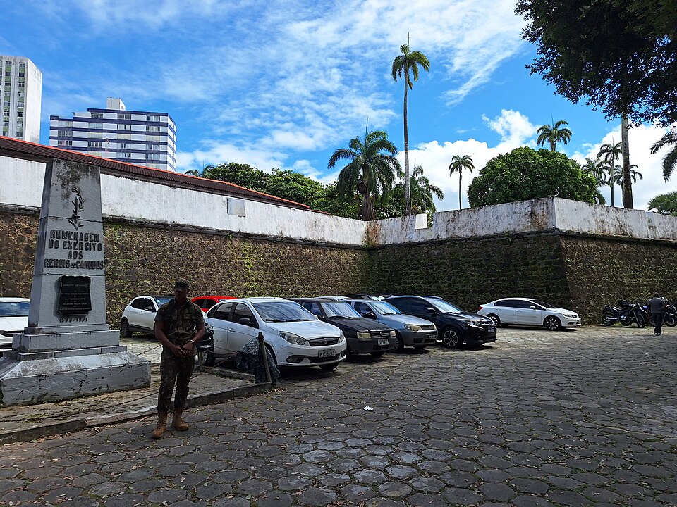 Salvador — local market for service booking platforms