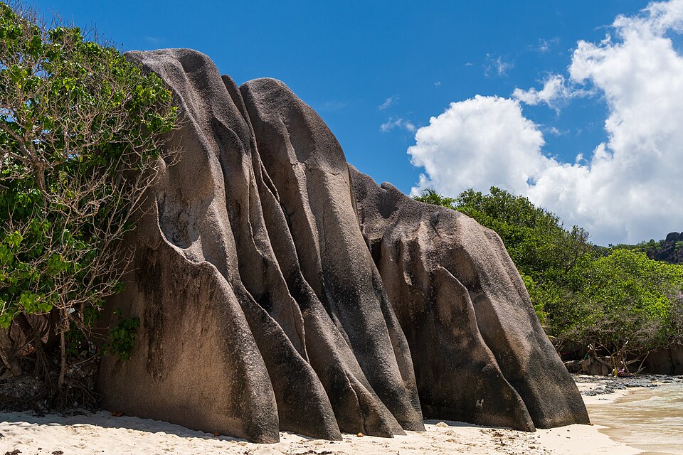 La Digue — local market for service booking platforms
