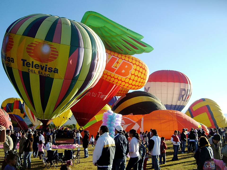 León — manufacturer and distributor portals for local businesses