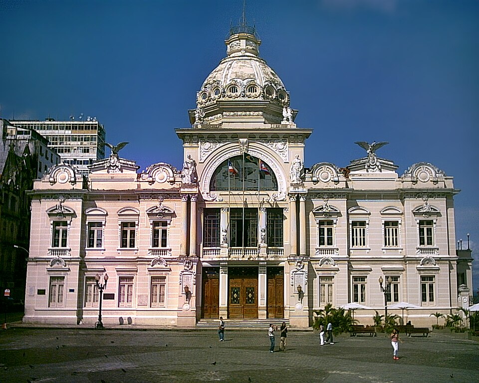 Salvador — manufacturer and distributor portals for local businesses