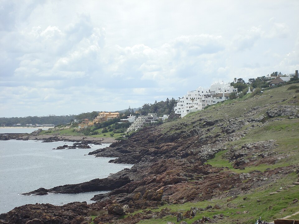 Uruguay — multi-vendor marketplaces for local businesses