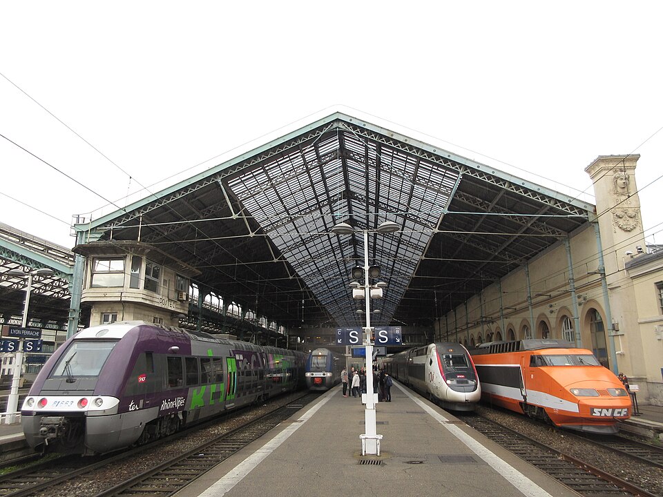 Lyon — international and multi-region stores for local businesses