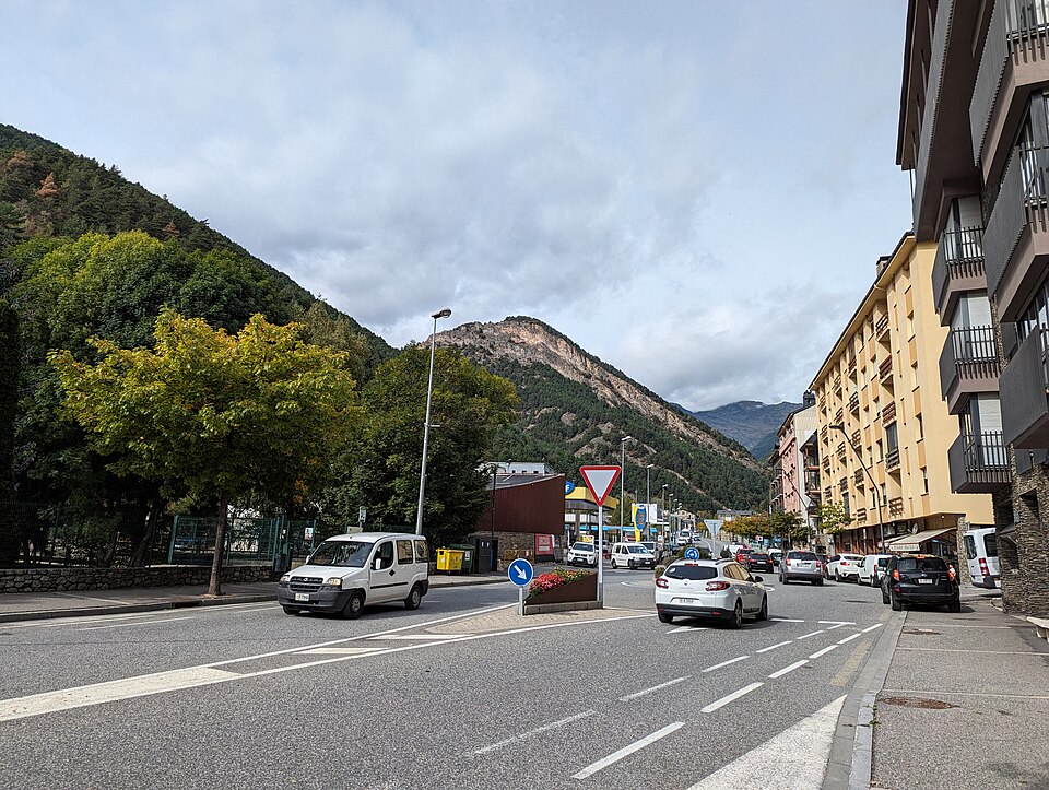 La Massana — local market for international and multi-region stores