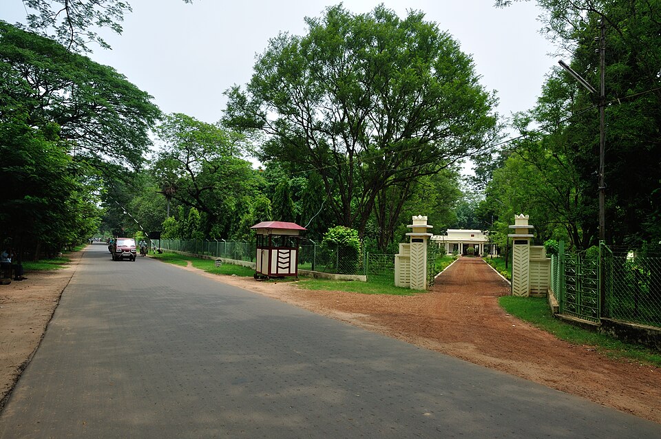 Bolpur (Santiniketan) — international and multi-region stores for local businesses