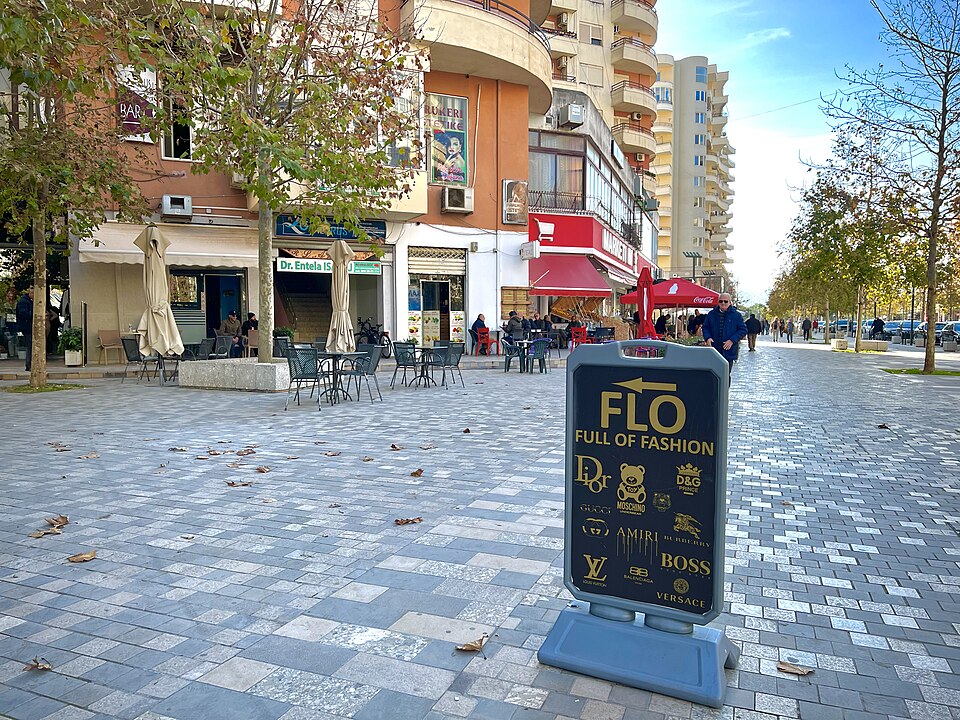 Vlorë — local market for mobile commerce apps