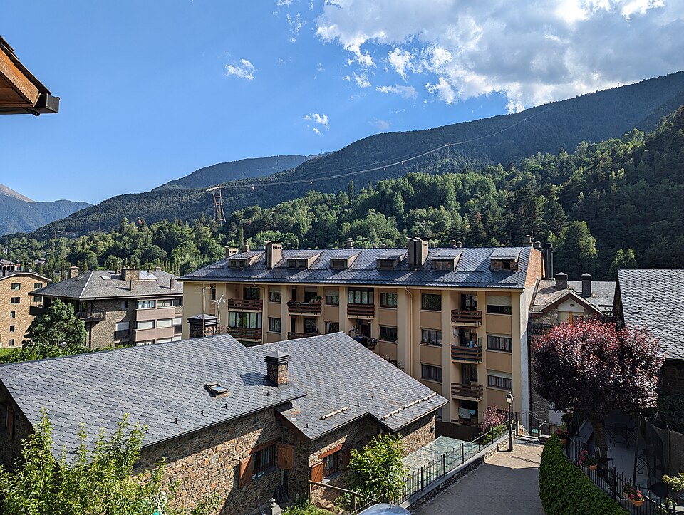 La Massana — local market for custom e-commerce platforms
