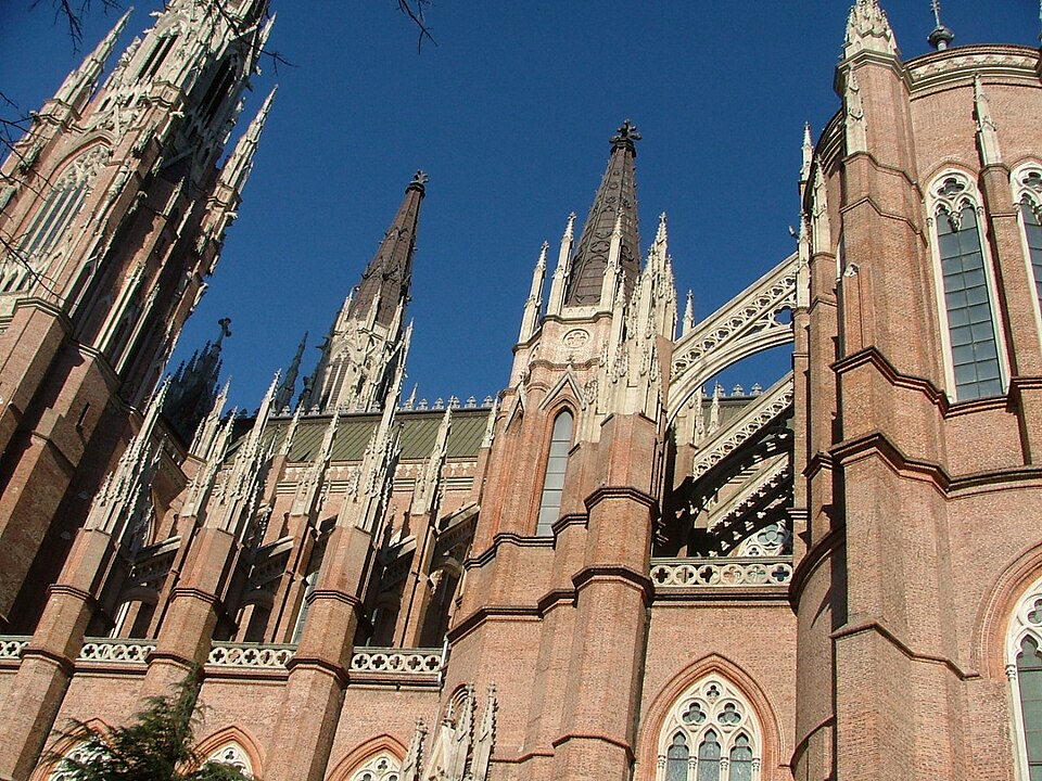La Plata — local market for service booking platforms