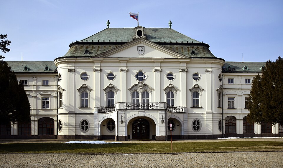 Bratislava — international and multi-region stores for local businesses