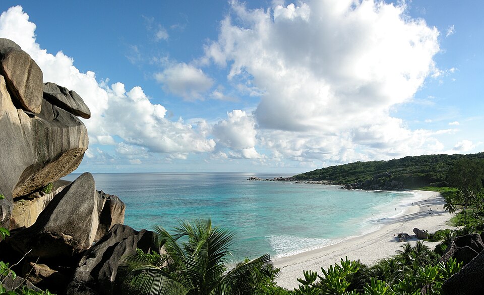 La Digue — local market for manufacturer and distributor portals