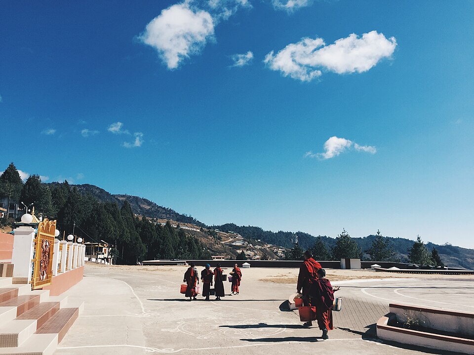 Bomdila — local market for online stores