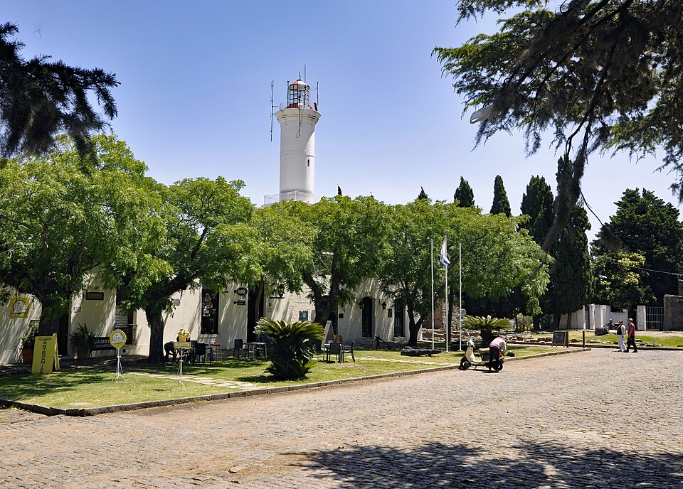 Colonia del Sacramento — local market for service booking platforms