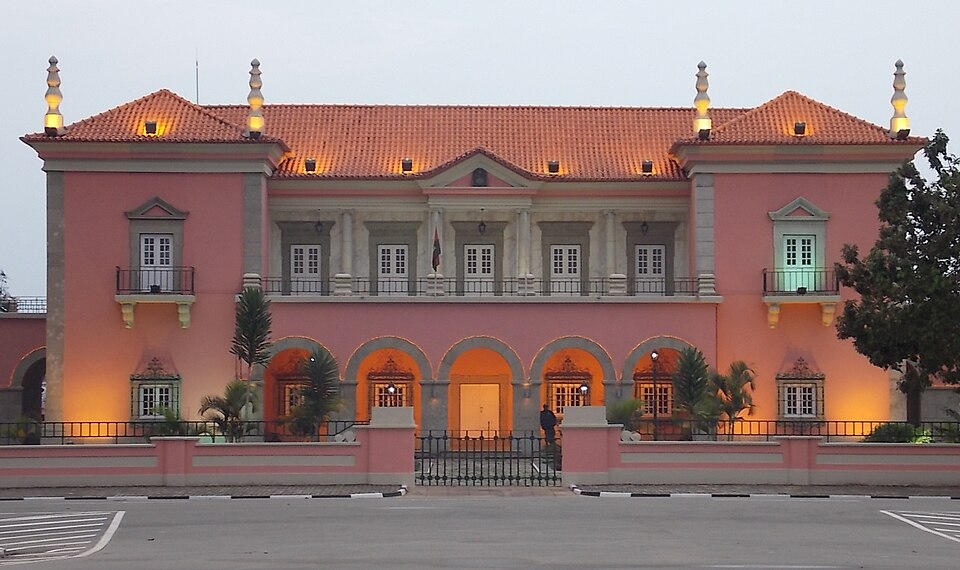Huambo — local market for service booking platforms