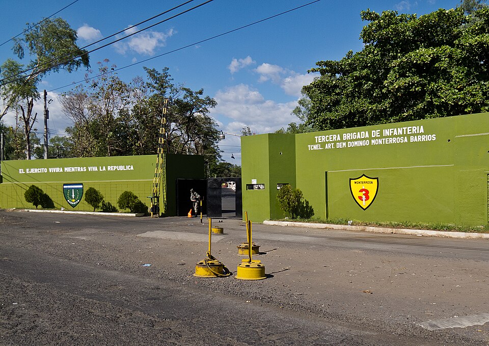 El Salvador — multi-vendor marketplaces for local businesses