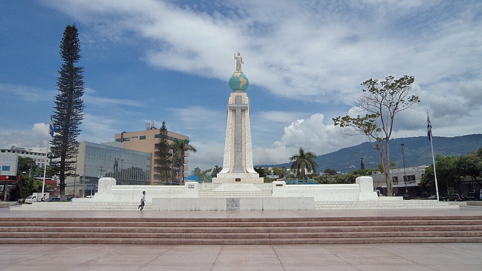 San Salvador — local market for online stores