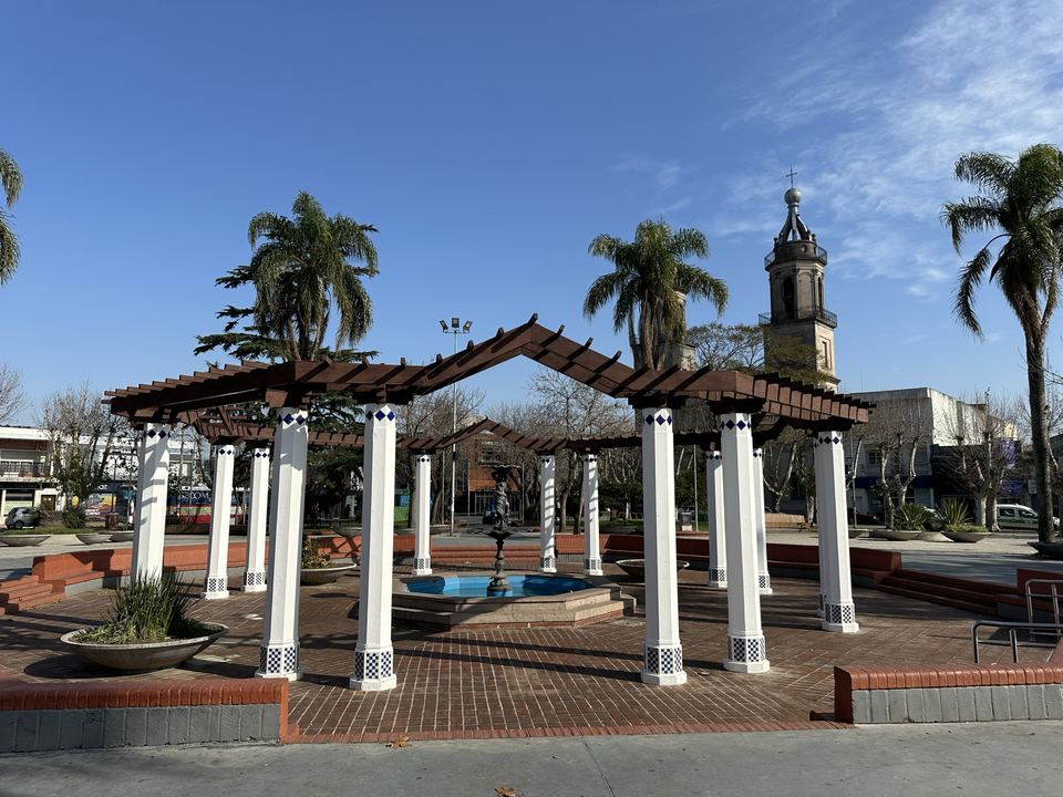 Las Piedras — local market for online stores