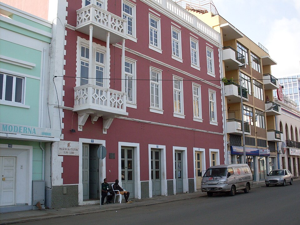 Praia — local market for online stores