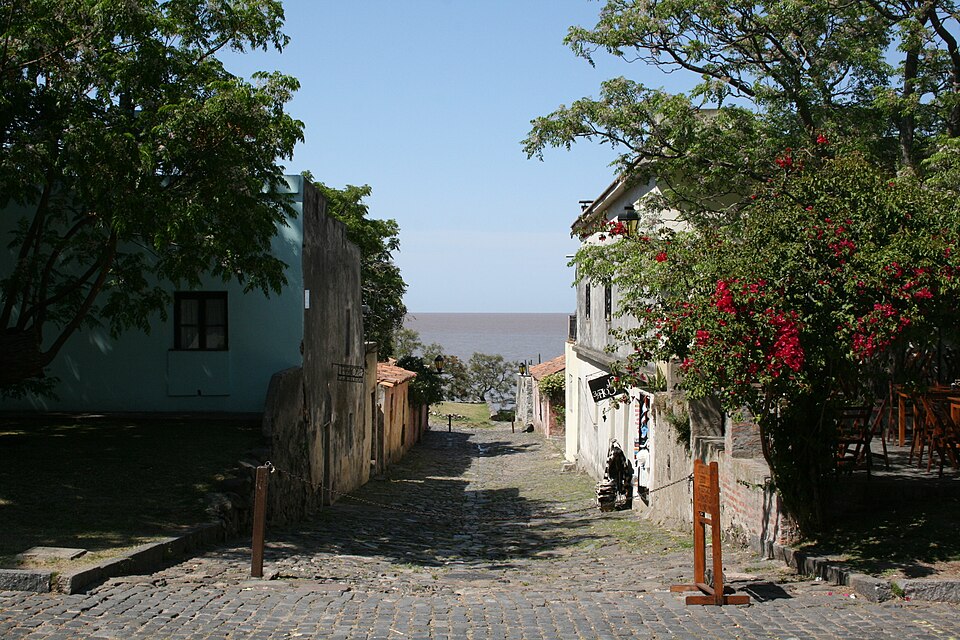 Colonia del Sacramento — local market for multi-vendor marketplaces