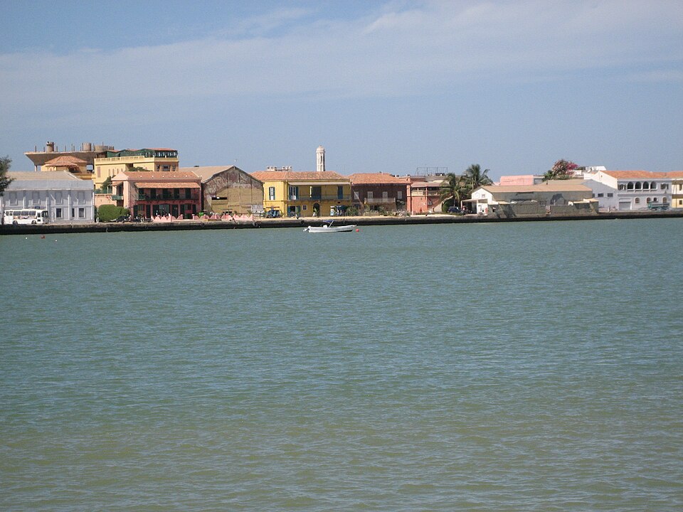 Saint-Louis — local market for online stores