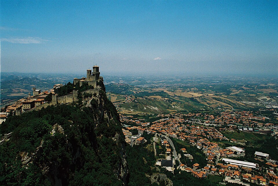 Borgo Maggiore — international and multi-region stores for local businesses