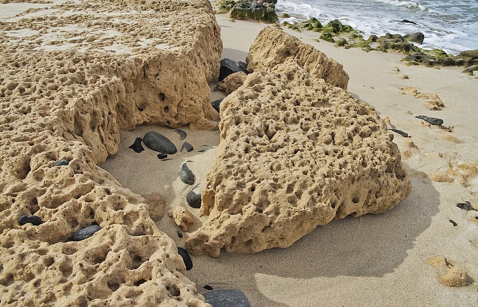 Cape Verde — international and multi-region stores for local businesses