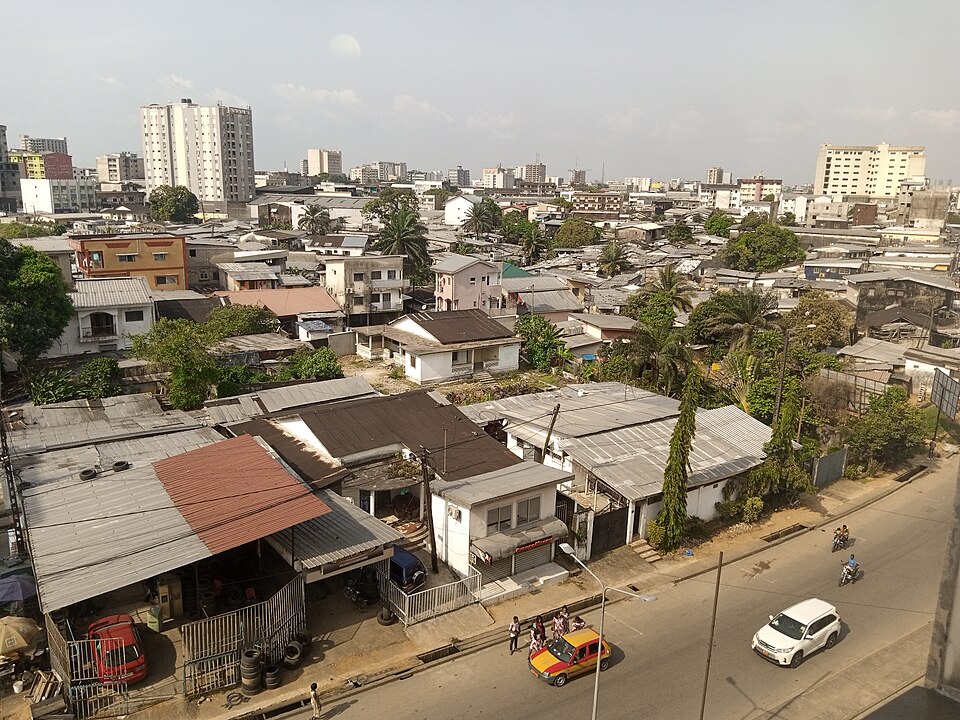 Douala — local market for online stores