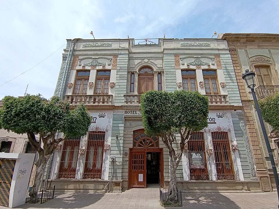 León — international and multi-region stores for local businesses