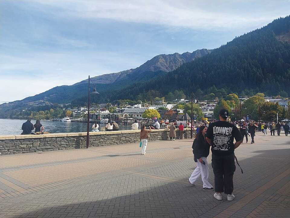 Queenstown — local market for service booking platforms