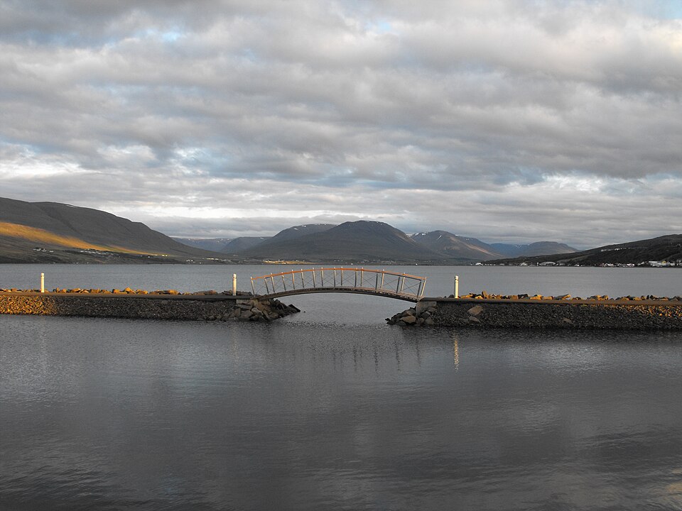 Akureyri — local market for international and multi-region stores