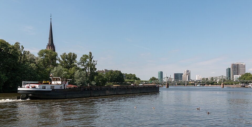 Frankfurt am Main — international and multi-region stores for local businesses