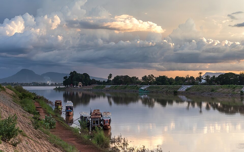 Pakse — local market for B2B and wholesale portals
