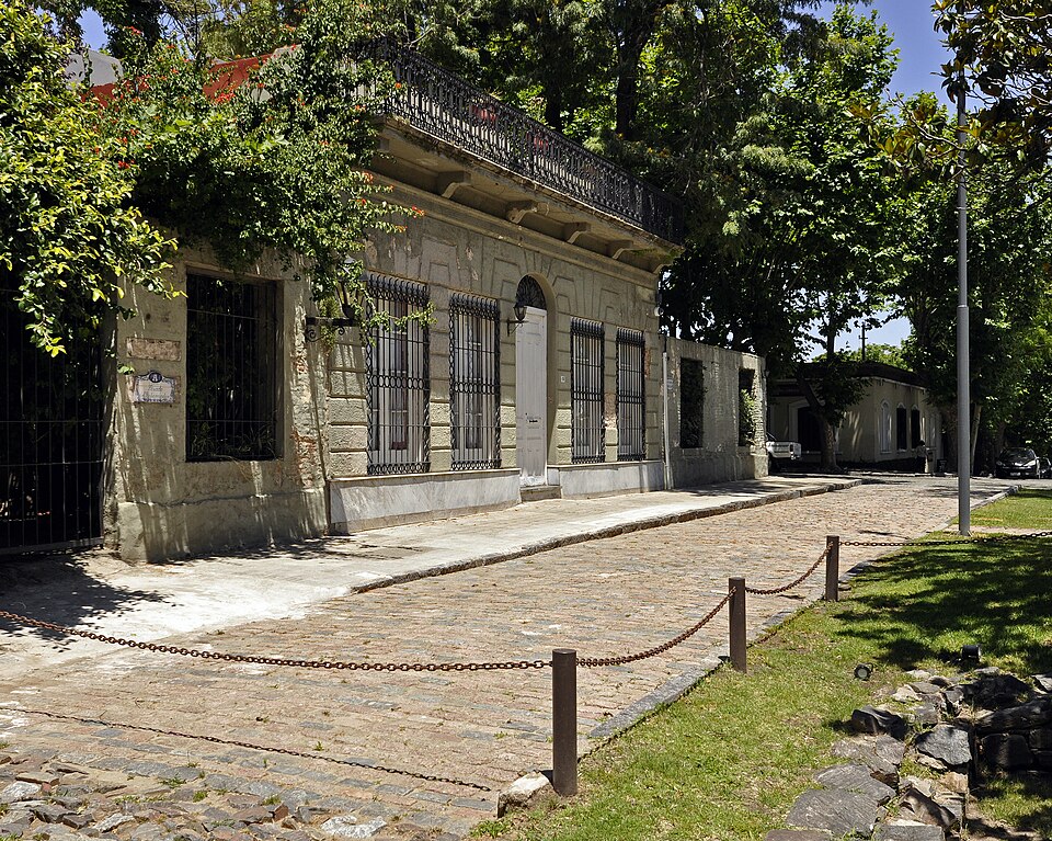 Colonia del Sacramento — local market for mobile commerce apps
