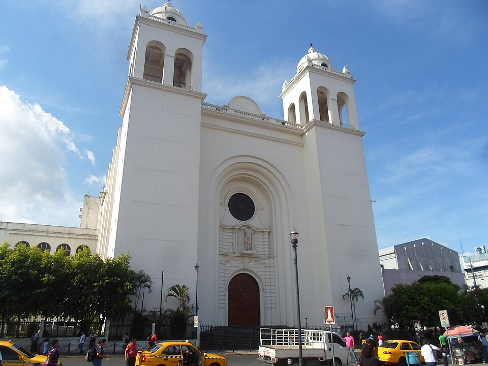 San Salvador — local market for mobile commerce apps