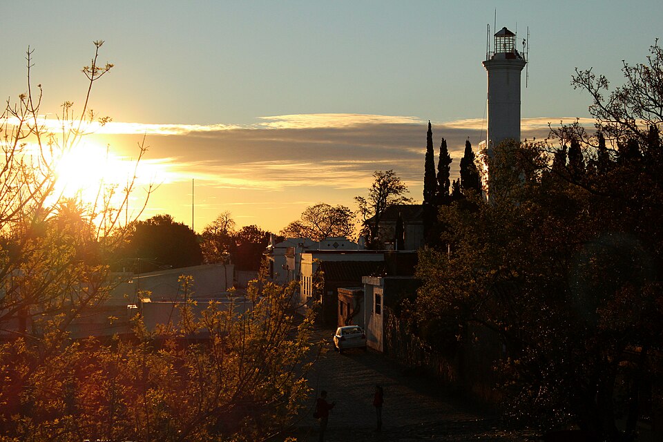 Colonia del Sacramento — local market for international and multi-region stores