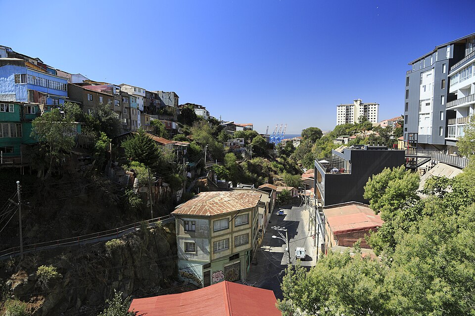 Valparaíso — local market for custom e-commerce platforms