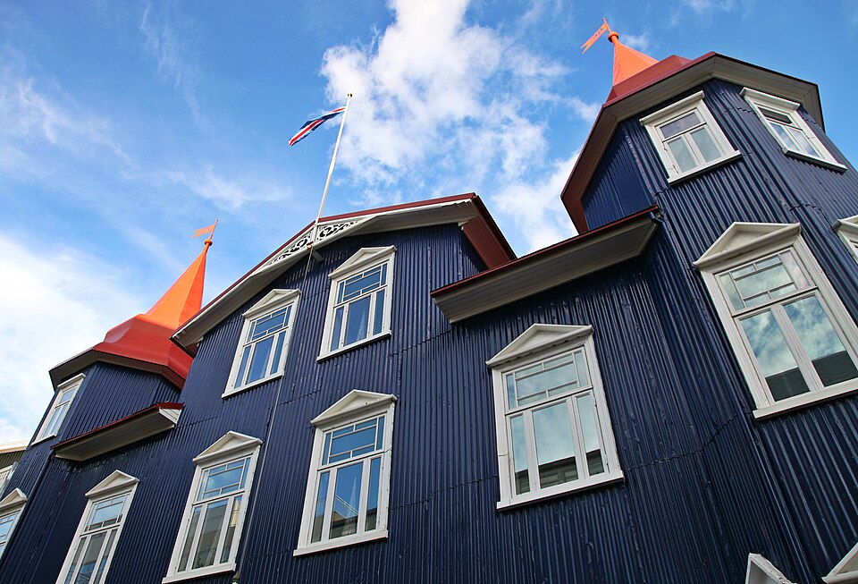 Akureyri — local market for mobile commerce apps