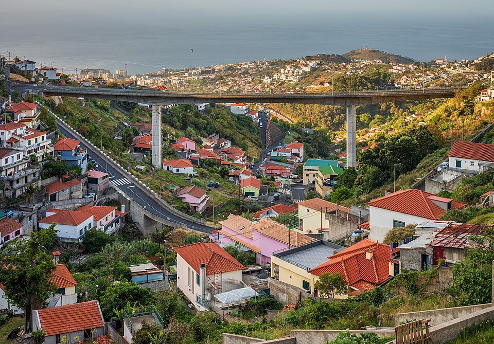Santo António — local market for custom e-commerce platforms