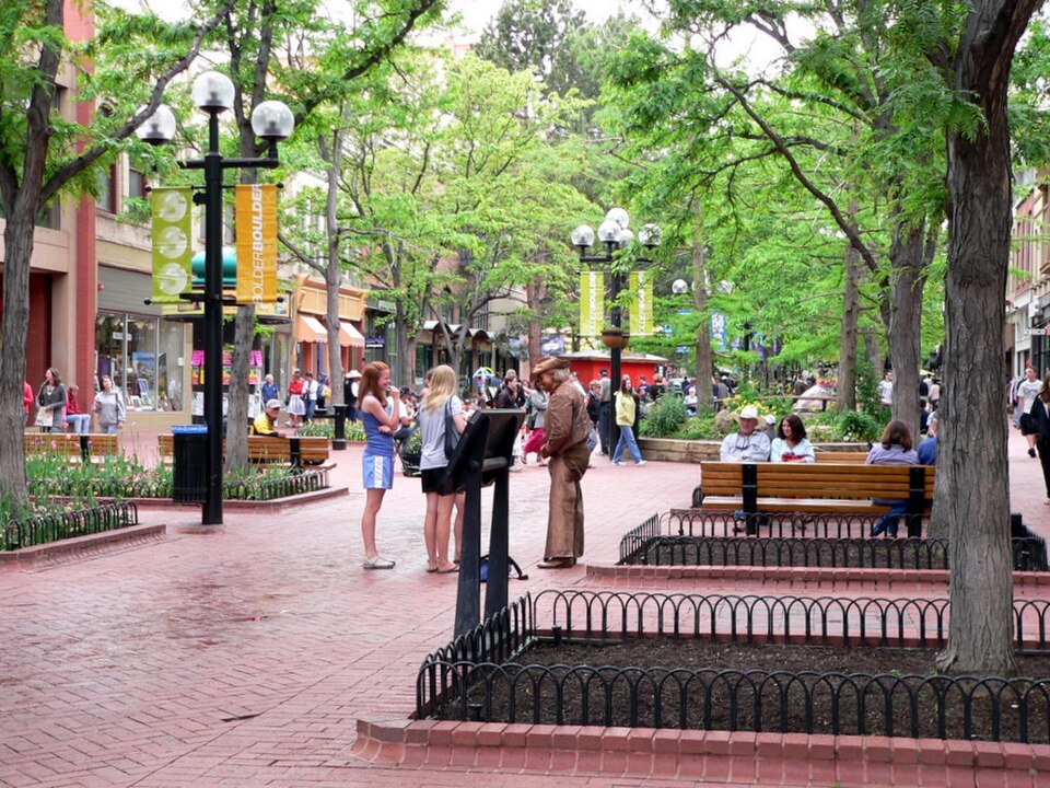 Boulder — local market for online stores
