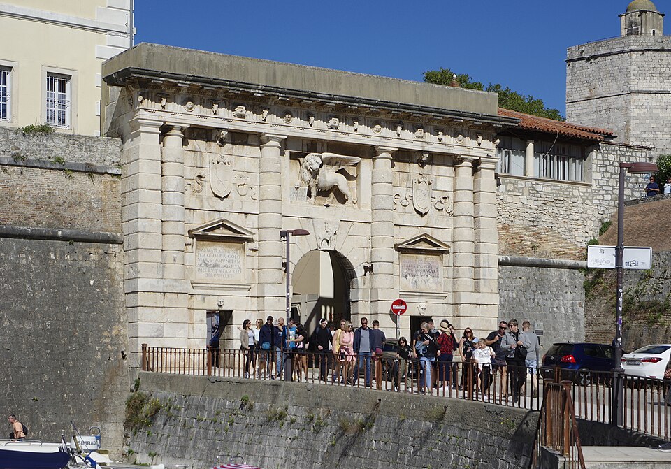 Zadar — international and multi-region stores for local businesses