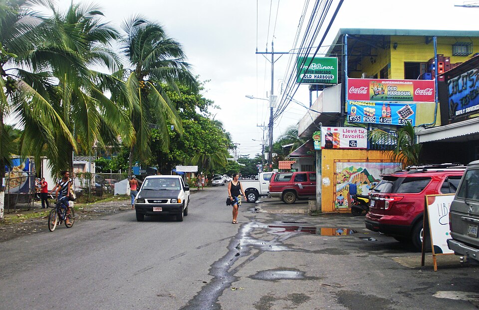 Puerto Limón — local market for service booking platforms