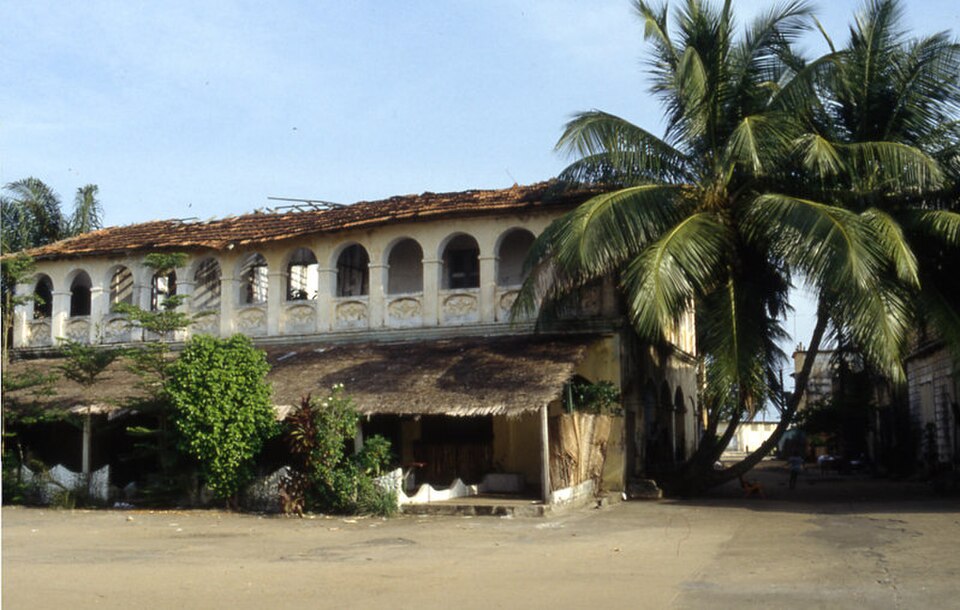 Grand-Bassam — local market for online stores