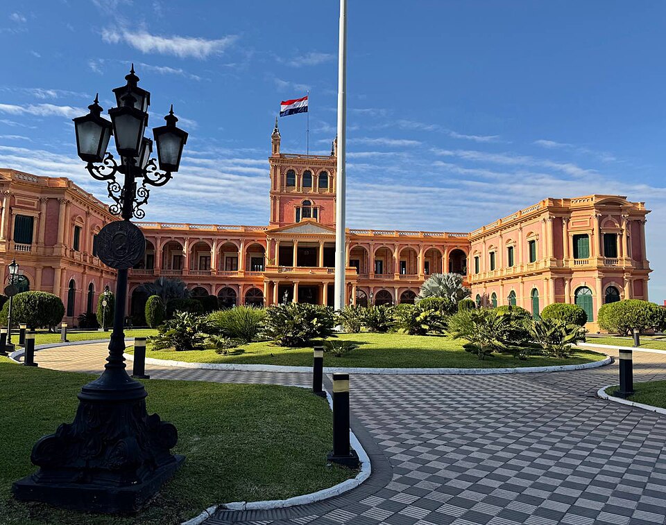 Asunción — international and multi-region stores for local businesses