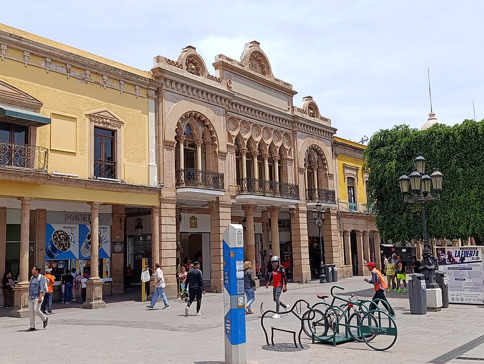 León — local market for mobile commerce apps