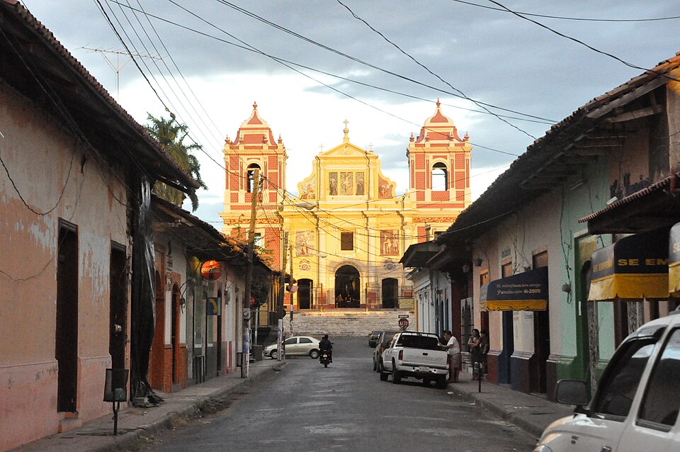 León — local market for multi-vendor marketplaces