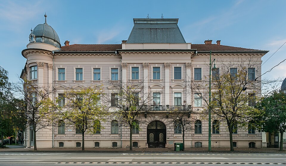 Szeged — local market for mobile commerce apps