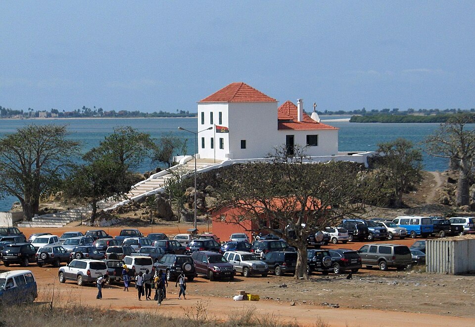 Luanda — local market for mobile commerce apps