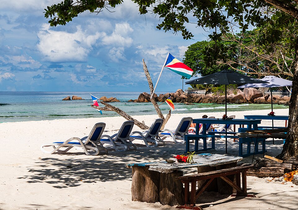 La Digue — local market for mobile commerce apps